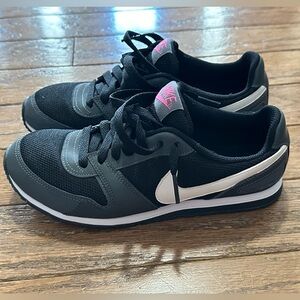 Vintage Nike Eclipse II Women’s Shoes Size 6 Black and Grey With Pink Tag